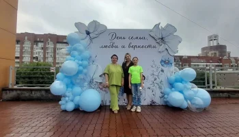 8 июля в рамках празднования Дня семьи, любви и верности на площадке Дома молодёжи было организовано масштабное праздничное мероприятие для детей и их родителей. 3